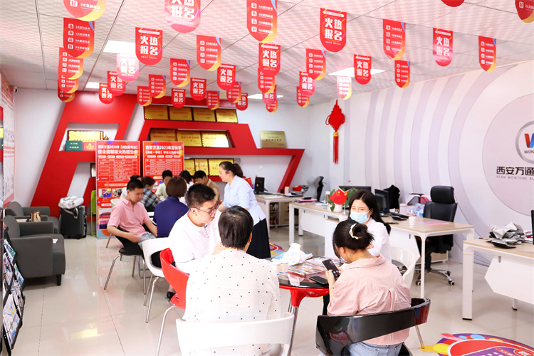 現(xiàn)場(chǎng)火爆！這些考生和家長(zhǎng)都往這所學(xué)校跑…… 圍觀西安萬(wàn)通火熱招生現(xiàn)場(chǎng)